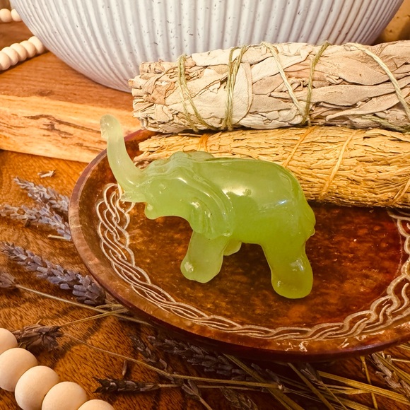 Green Glass Elephant Figurine - Picture 2 of 8